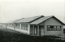 創立の木造校舎