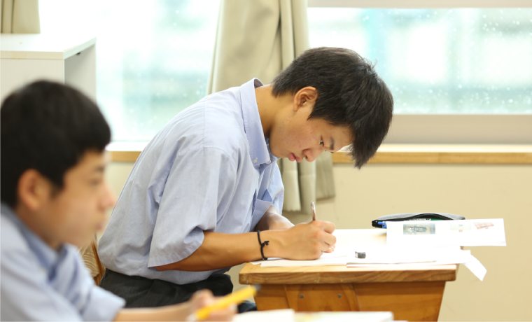 授業中にノートへ書き込む生徒