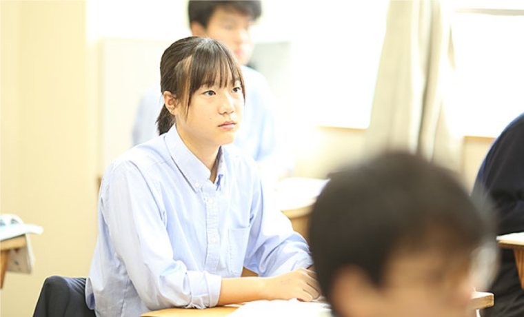授業に集中する生徒