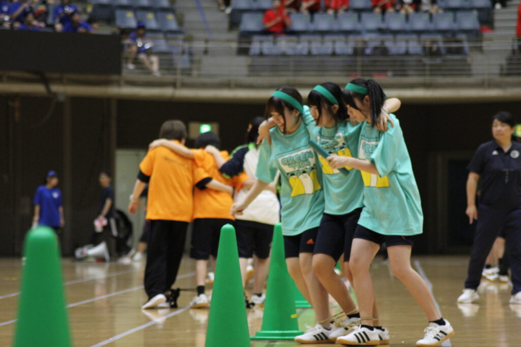 三人四脚リレーは心を一つに
