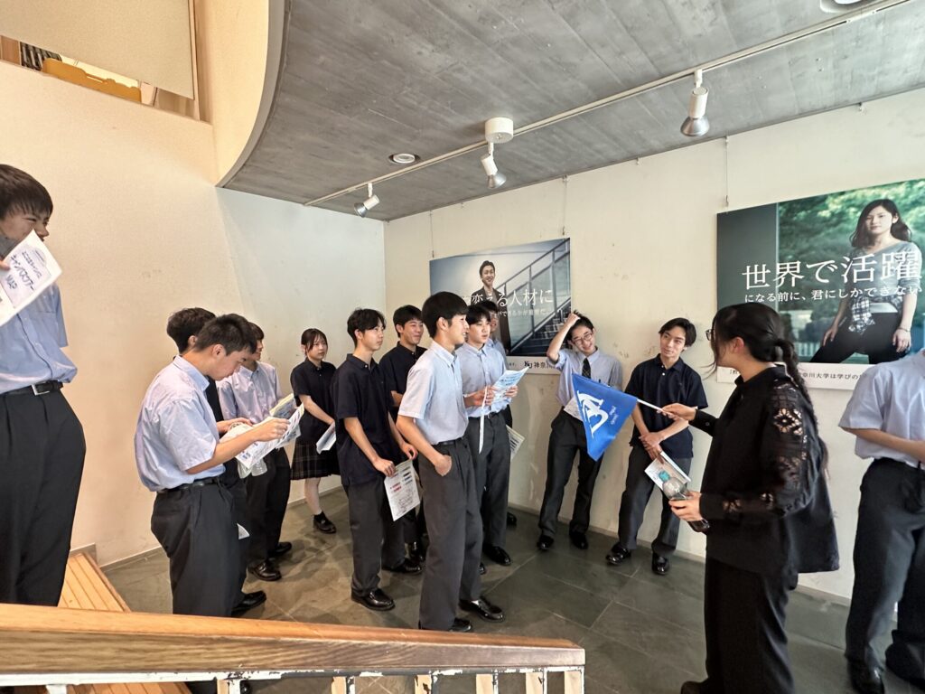卒業生に案内をしてもらう高１（神奈川大学）