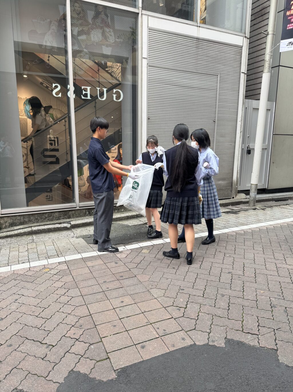 海洋ゴミチームは勉強会後、渋谷の街でゴミ拾いを行いました