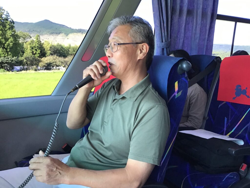 自然環境に優しい椅子づくり　建具職人佐久間和男氏によるバス車内での講演の様子