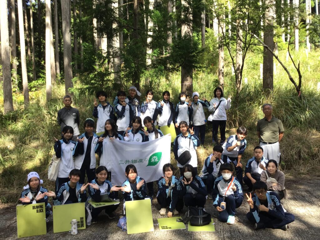 亀山山林見学・集合写真 写真提供：三井物産フォレスト株式会社