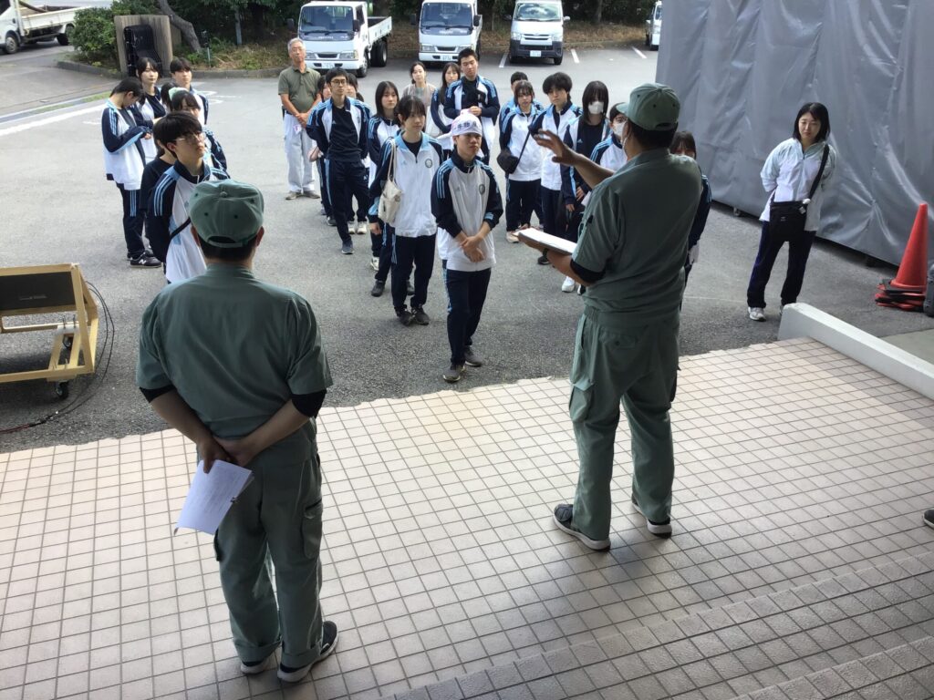 TSC工場見学風景　工場に到着し、見学の注意事項を聞いているところ