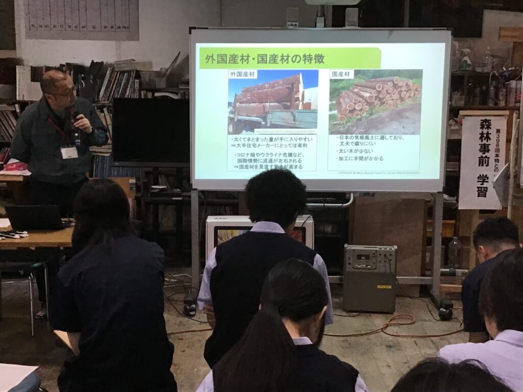 三井物産フォレストによる橘学苑高等学校創作館にて出前森林学習を受けているところ