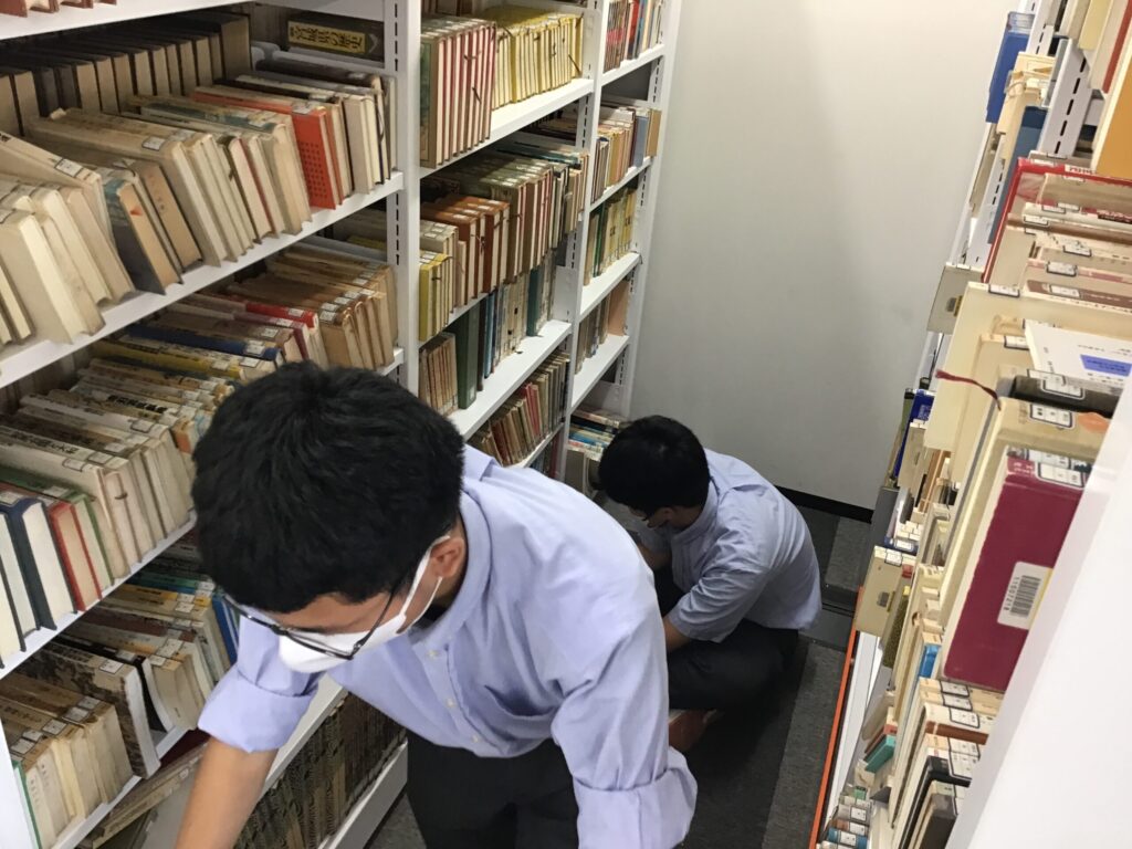 蔵書点検の様子①
