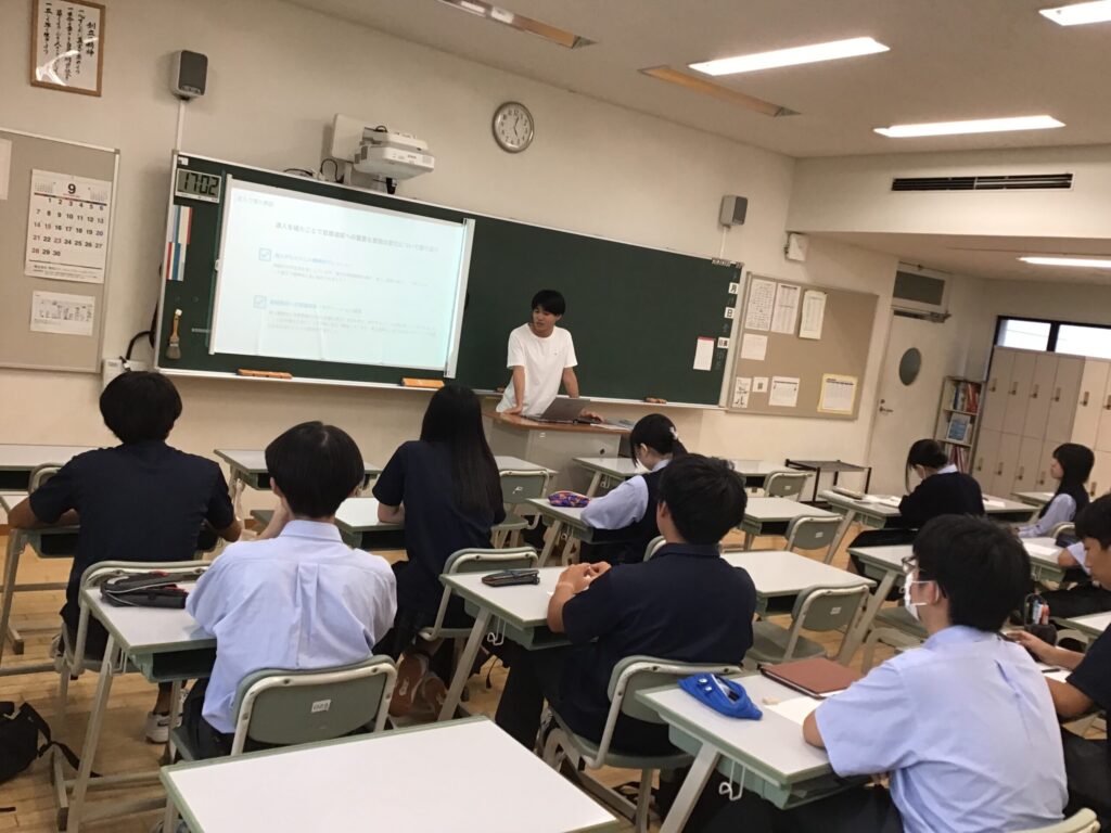 米塚さんの説明を聞く様子