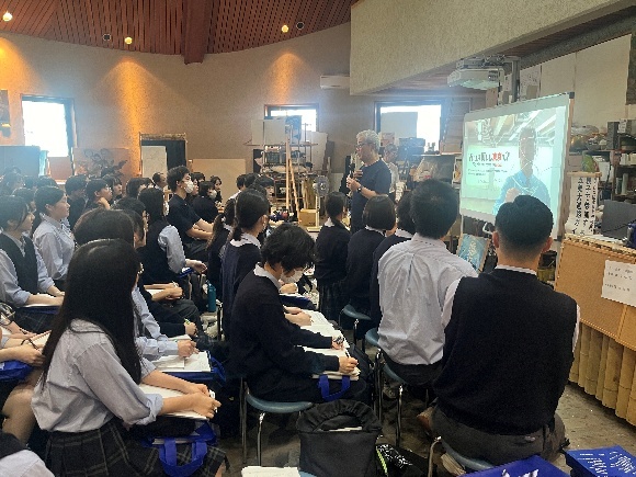 「美大進路ガイダンス全体会」の様子 (多摩美術大学生産デザイン学科プロダクトデザイン専攻和田達也教授)