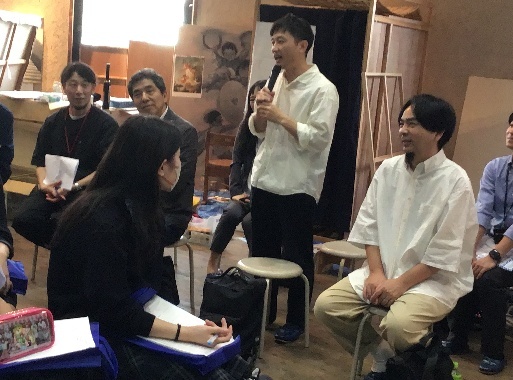 「教授紹介」の様子(日本大学芸術学部美術学科彫刻コース飯田竜太教授)