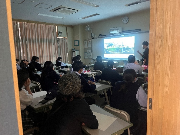 「分野別説明会」の様子(東京造形大学造形学部絵画学科絵画専攻領域宮崎勇次郎教授)
