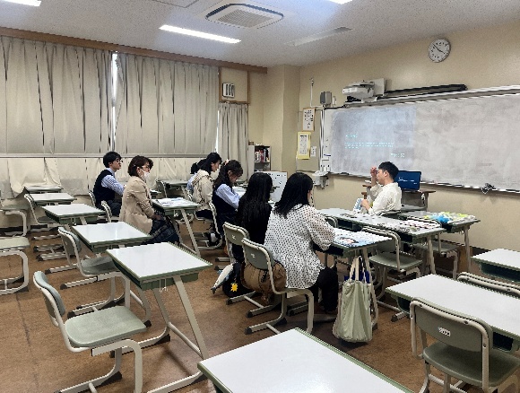 「分野説明会」の様子(日本大学芸術学部美術学科彫刻コース飯田竜太教授)