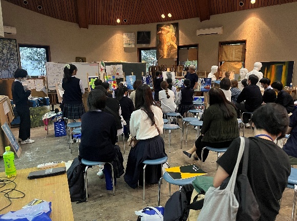 「作品講評会」の様子(多摩美術大学生産デザイン学科プロダクトデザイン専攻和田達也教授)
