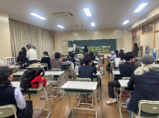 作品講評会」の様子(武蔵野美術大学造形学部油絵学科赤塚祐二教授)