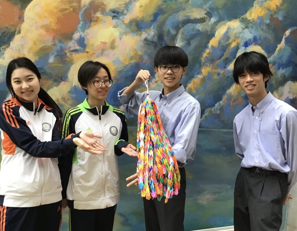 実行委員会メンバーズと完成した千羽鶴
