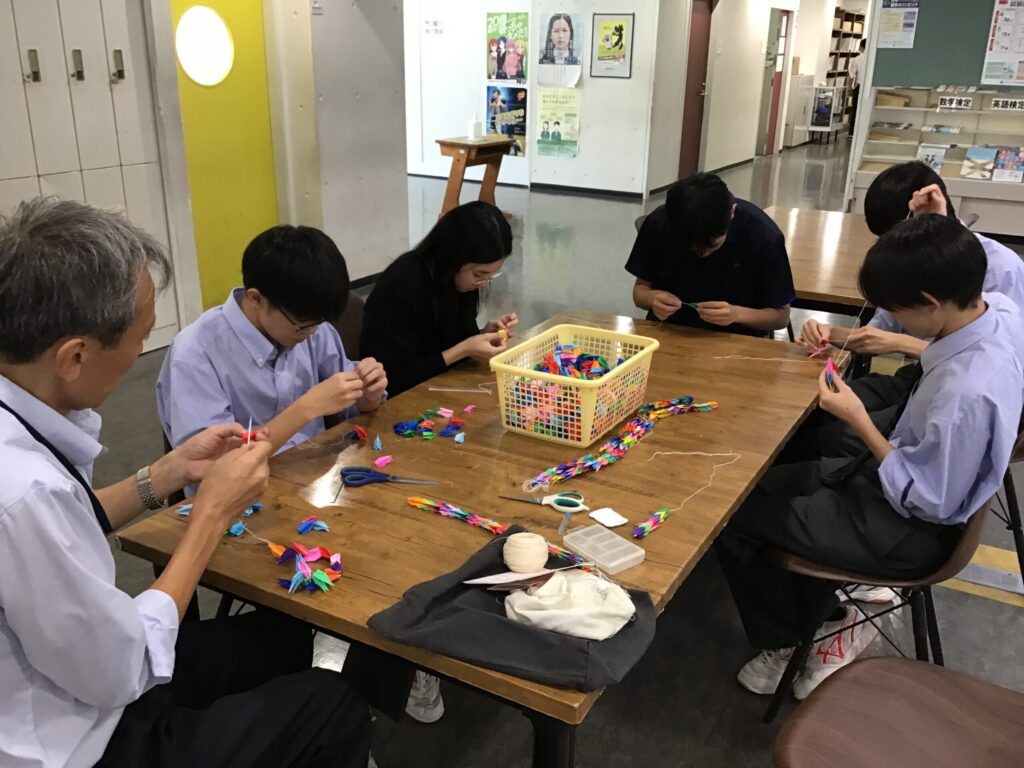 実行委員メンバーズは友達と鶴を繋がる様子