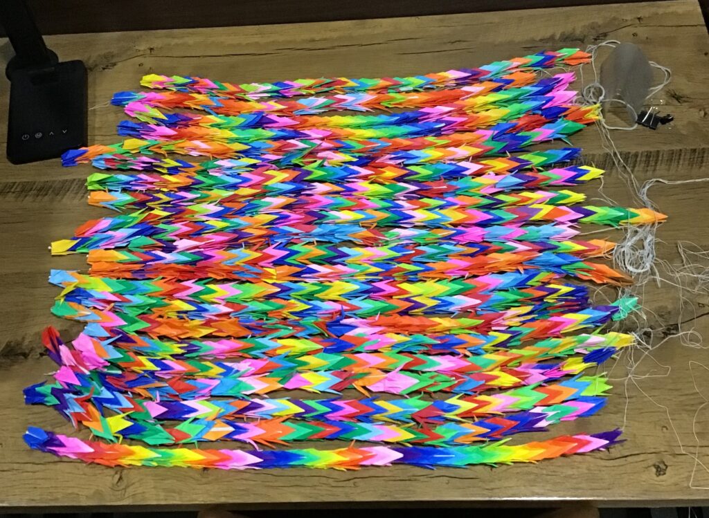 鶴は40羽で23本を作りました。あと2本で1,000羽になる!