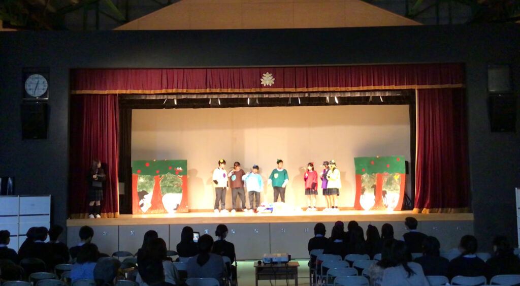 劇を発表したクラスは、「白雪姫」と「ドラゴン桜」をアレンジした内容でした。