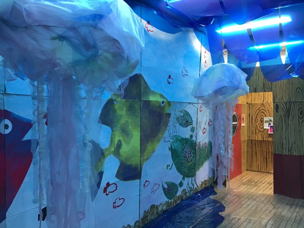 1年H組。いつもの教室が絵本『スイミー』の世界になりました。