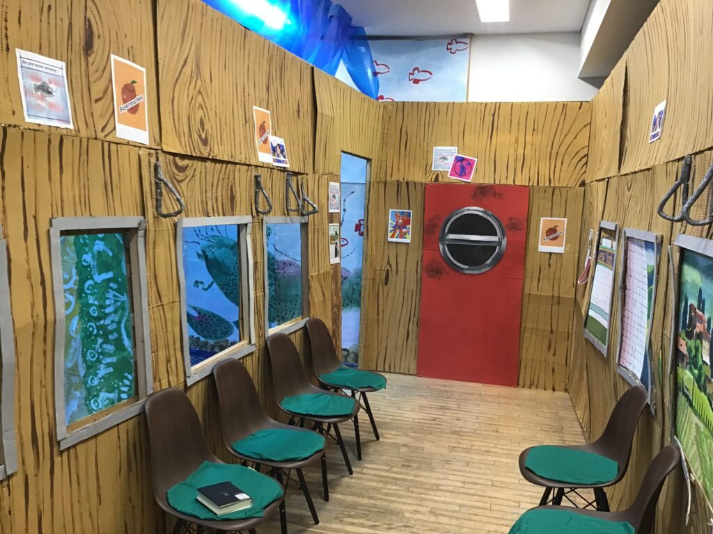 レオ=レオニが、列車の中で退屈していた我が子に話を聞かせたという車内の様子。