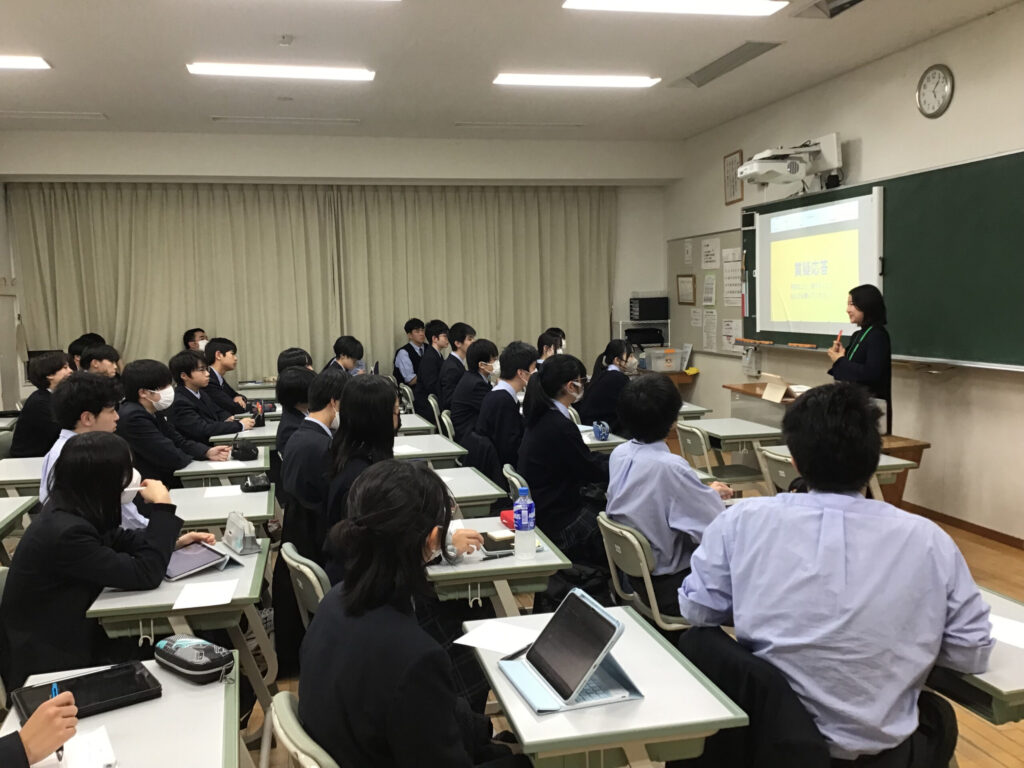 横田さんの説明を聞く様子