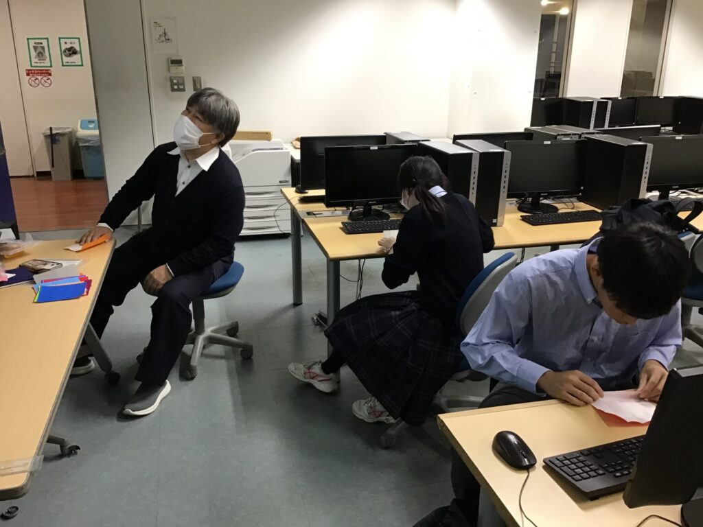 折り紙を折っています。副校長先生も一緒に折ってくれました。
