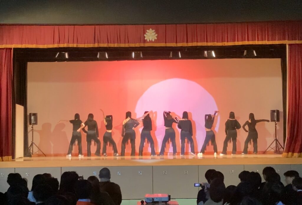 ダンス部の発表は、毎回多くの観客で盛り上がります。