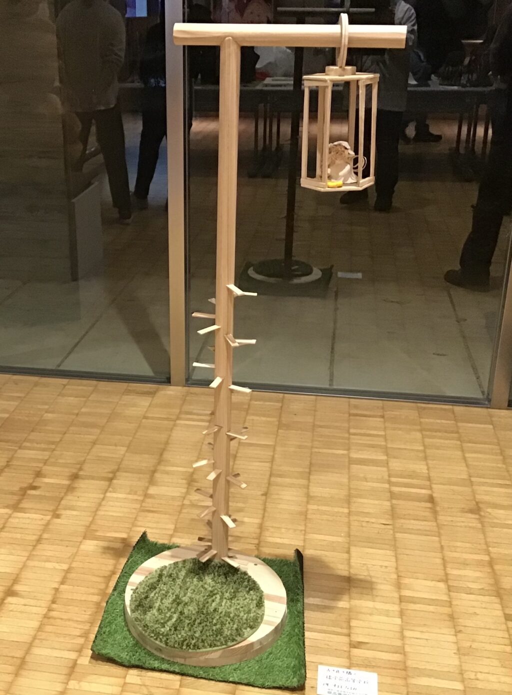 立体部門　彫刻作品 ２年　平林なるみ　【古き良き恩人】 粘土、台座木　45×50×150㎝