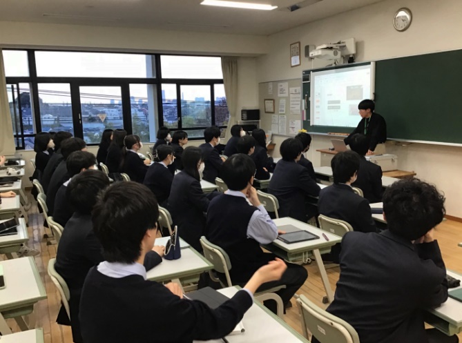 渡邊さんの説明を聞く様子