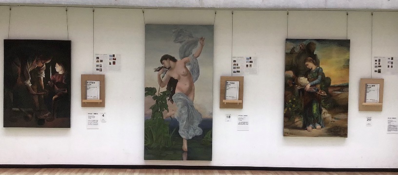 会場の様子２ 2号館１階ラウンジ 原寸大模写はオリジナルの制作年順に展示をし、古い年代から鑑賞できるように、作品に番号を振った構成となっている。模写と合わせ、作家研究のレポートと研修旅行の記録を展示