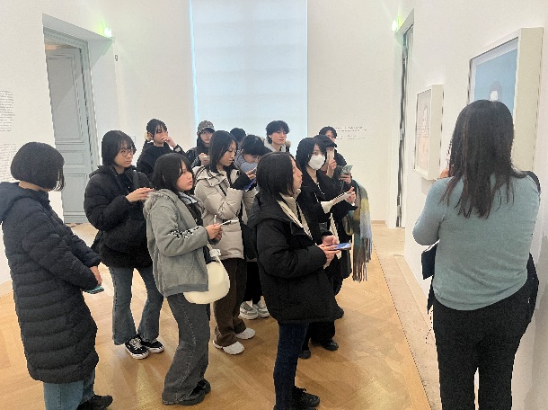 ピカソ美術館（ガイドの方の説明を聞く様子）