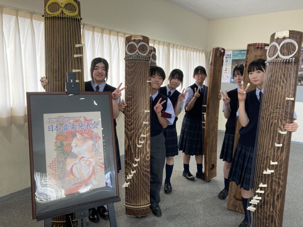 普通のお琴は十三絃。大きく見えるのは、十七絃です