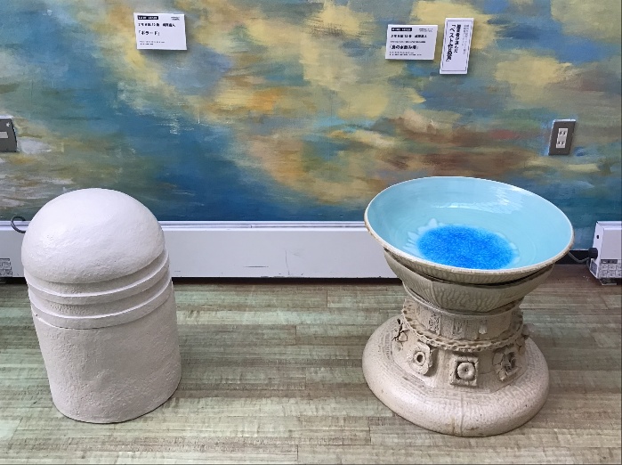会場の様子1横浜市民ギャラリー展示来場者アンケート 鑑賞者が選んだ【ベスト作品賞】展示の様子 右)【ポラード】400×250×230mm 古信楽 釉薬 左)【鳥の水飲み場】600×500×500mm 信楽土 黄瀬戸釉 トルコ青釉 ガラス 梶原嘉人