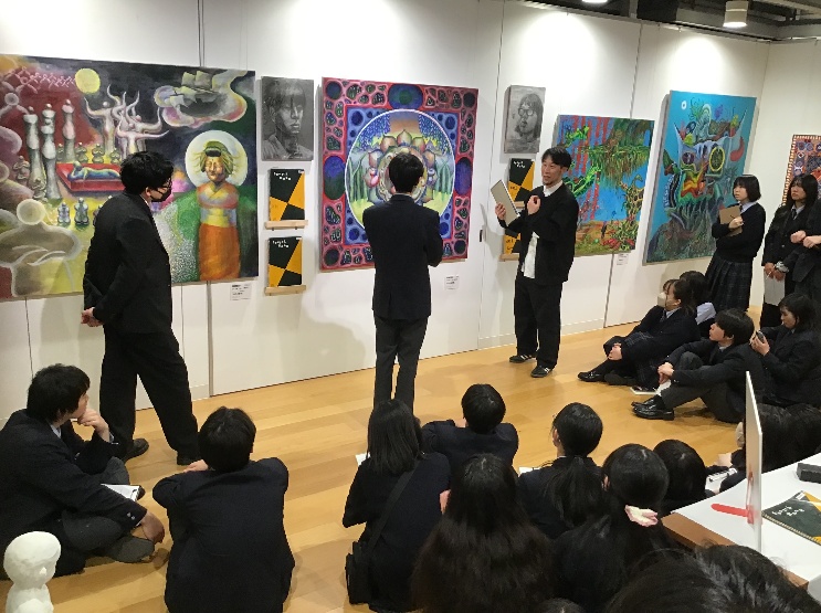 内覧会;美術系講評会の様子1宮﨑 勇次郎教授が講評している様子