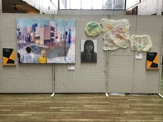 会場の様子11 左)【街】油彩 キャンヴァス 970×1280mm 中)自画像 右)【ぽかぽか わくわく ぷくぷく】フェルト350×400 600×700 350×400mm 中川爽璃