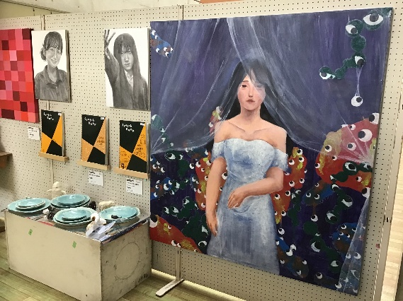 会場の様子12 左上)自画像 左)皿 陶器 右)【eyes】油彩 キャンヴァス1440×1340mm 佐藤麗奈