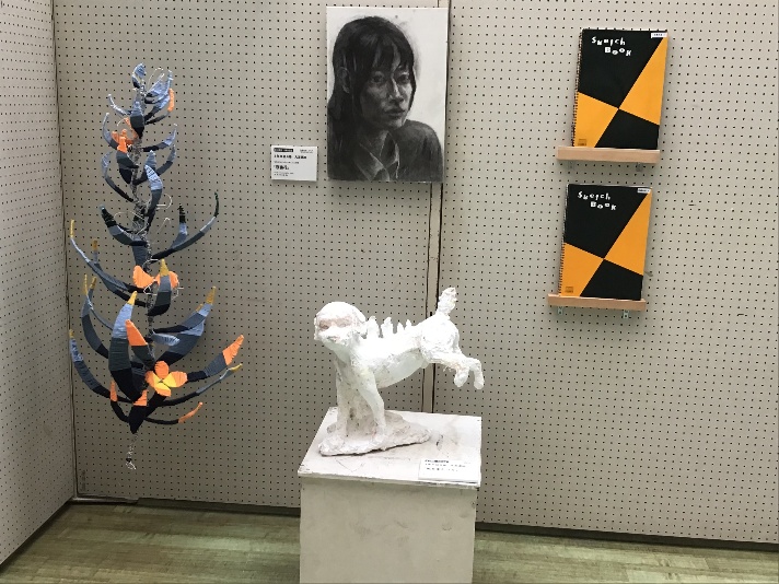 会場の様子13 左)【夜奏花】1200×450×450mm中)自画像 前)【風をまとって】石膏450×430×250mm 大友遼加