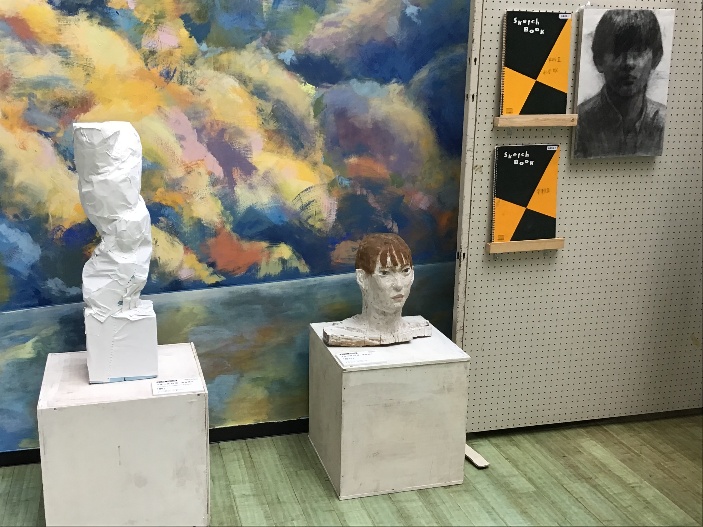 会場の様子14 左)【幹】スタイロフォーム 紙 200×200×600mm 中)【即身】木彫 楠 水彩絵の具 アクリル絵の具 鉛筆 400×400×200mm 右)【自画像】 水谷 悠人