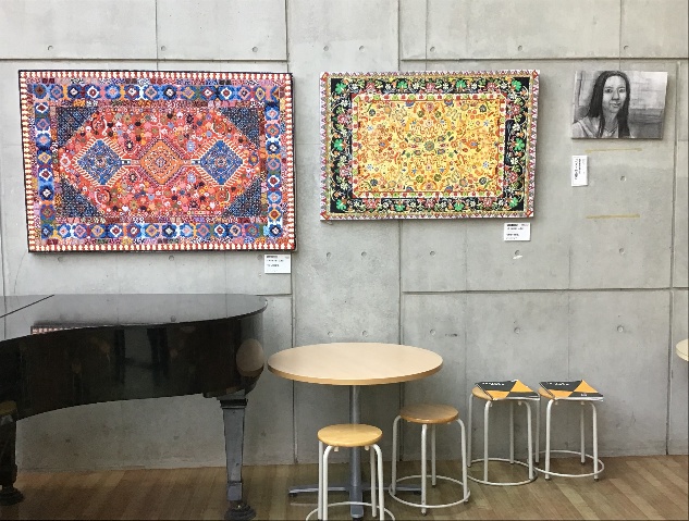 会場の様子2横浜市民ギャラリー展示来場者アンケート 鑑賞者が選んだ【ベスト作品賞】展示の様子 左)【ひし形絨毯】油彩 キャンヴァス 1455×894mm 中央)【黄色い絨毯】油彩 キャンヴァス1167×727mm 左自画像 木炭、B3木炭紙 上原涼