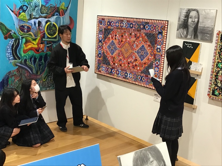 美術系内覧会;講評会の様子2 グラフィックデザイン専攻領域 渡部 千春教授が講評している様子