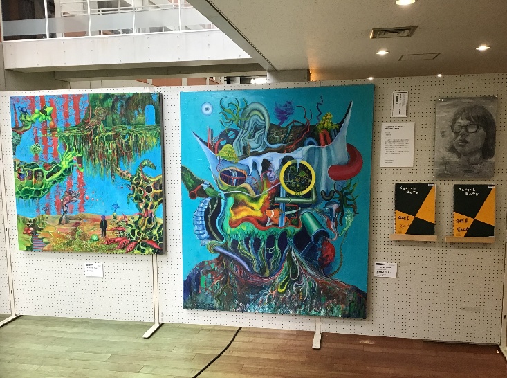 会場の様子3 左)【太陽の痕】 油彩 カンヴァス 1162×1167mm 中)美術賞【潜水艇2008】油彩 カンヴァス 1620×1303mm 右)自画像 木炭 B3木炭紙 宇山はる