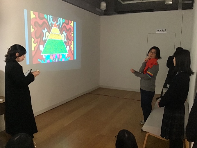 内覧会;デザイン系講評会の様子1 グラフィックデザイン専攻領域 渡部 千春教授が講評している様子