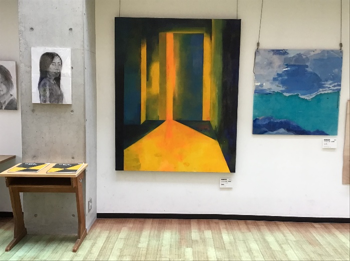 会場の様子6 左)【自画像】木炭 B3木炭紙 中)油彩 キャンヴァス 右)塩化ビニール板 アクリル絵の具 川村静蘭