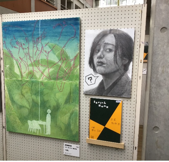 会場の様子7 左)【対話】B2パネル×2 コンテ 水彩 728×1030mm 右)自画像 B3 画用紙 鉛筆 橋本芽依