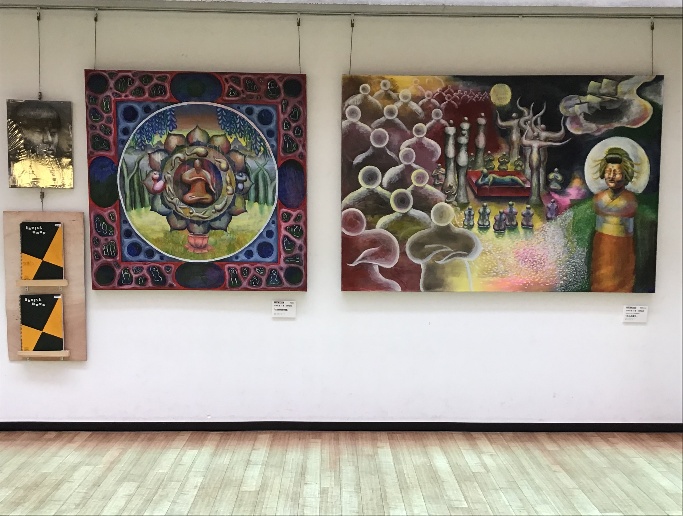 会場の様子8 左)自画像 木炭 中)【大世界曼荼羅】油彩 キャンヴァス 1303×1303mm 右)【万人の響き】油彩 キャンヴァス 1940×1303mm 小野征成