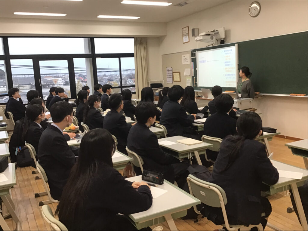 横田さんの説明を聞く様子