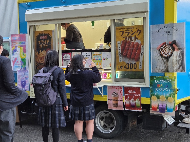 冷たい風もなんのその。美味しい匂いに誘われて、長い列ができました。