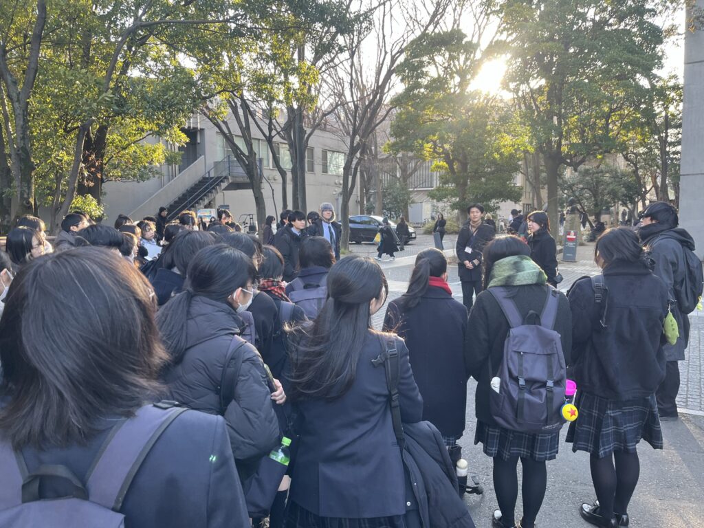 卒業生の岡野くんと有村先生の話