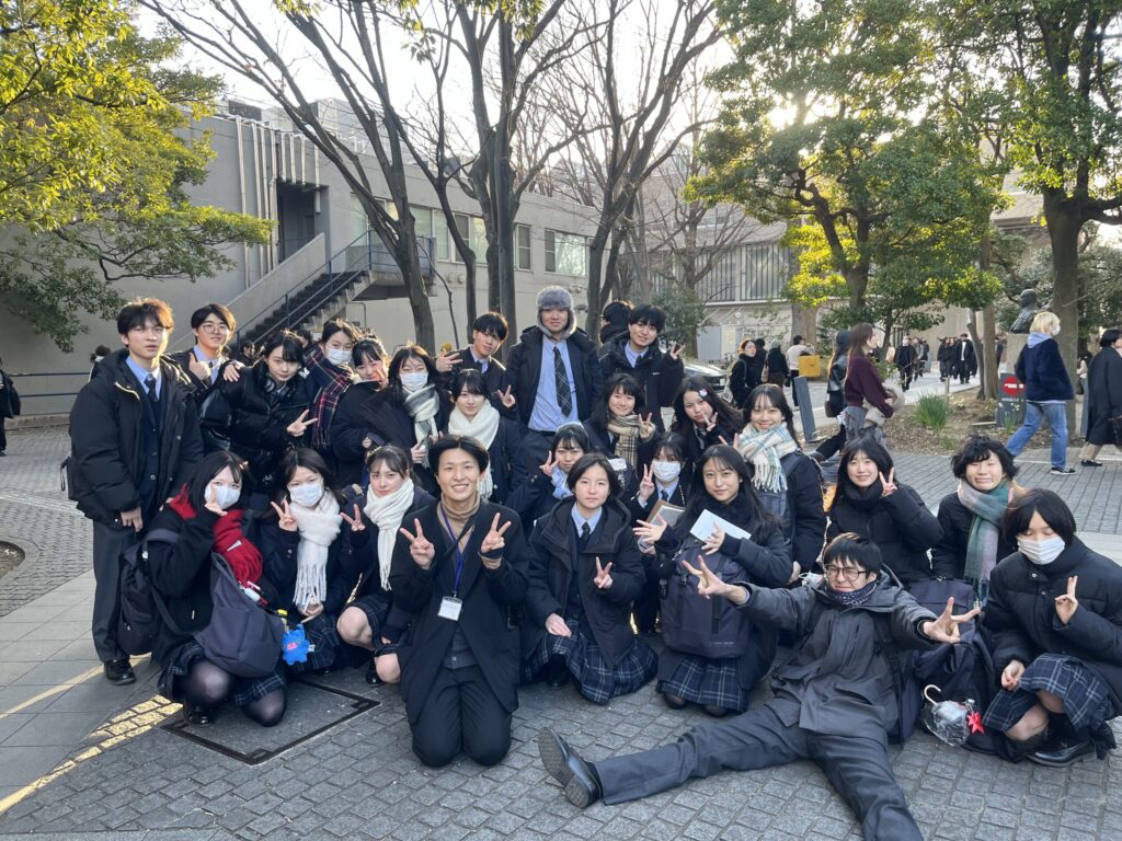 卒業生であり教育実習生でもある藝大生岡野くんと集合写真
