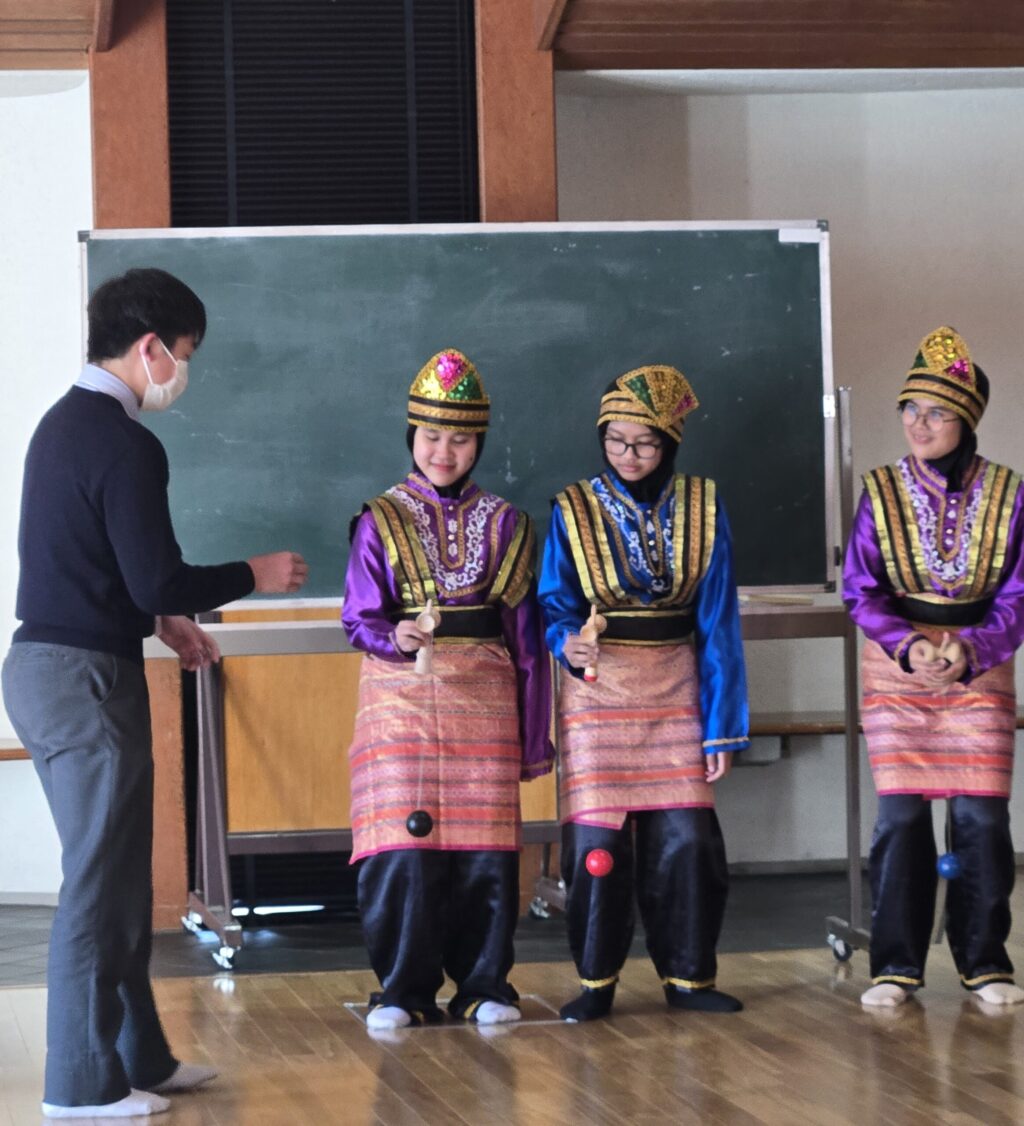 Welcome Partyでは、けん玉を紹介